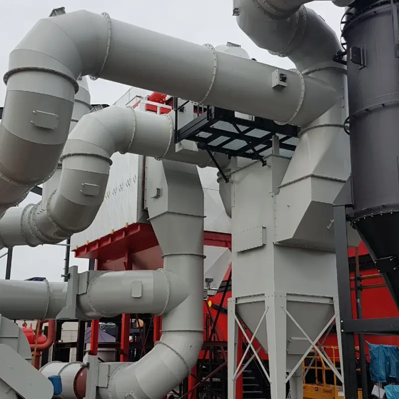Installatie met grote leidingen en een afzuigsysteem