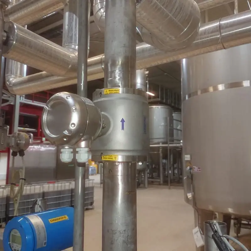 RVS-leidingen in een productiehal