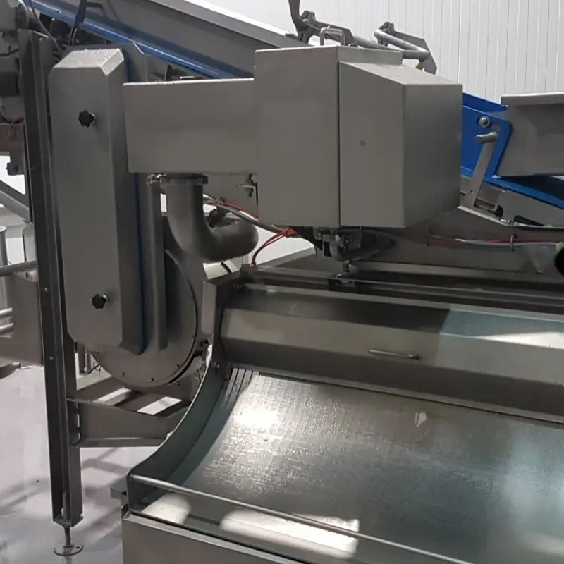 RVS-machinedeel met een transportgoot